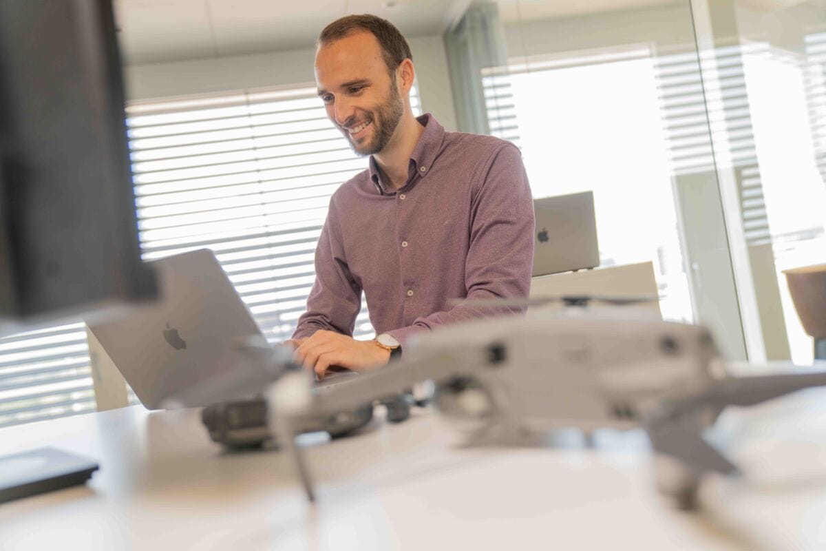 Eine Person am Laptop am arbeiten