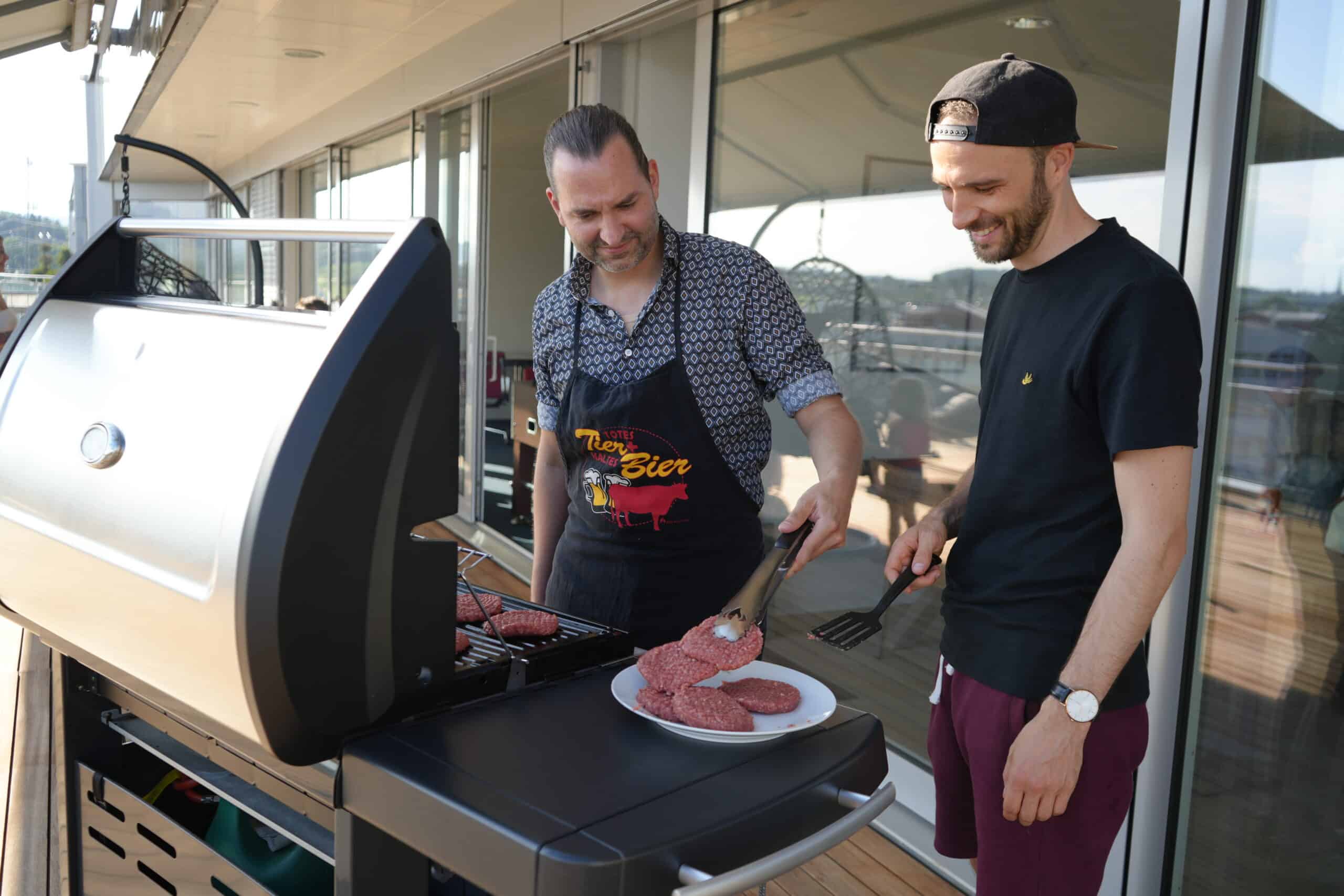 Tobias und Dario am Grill