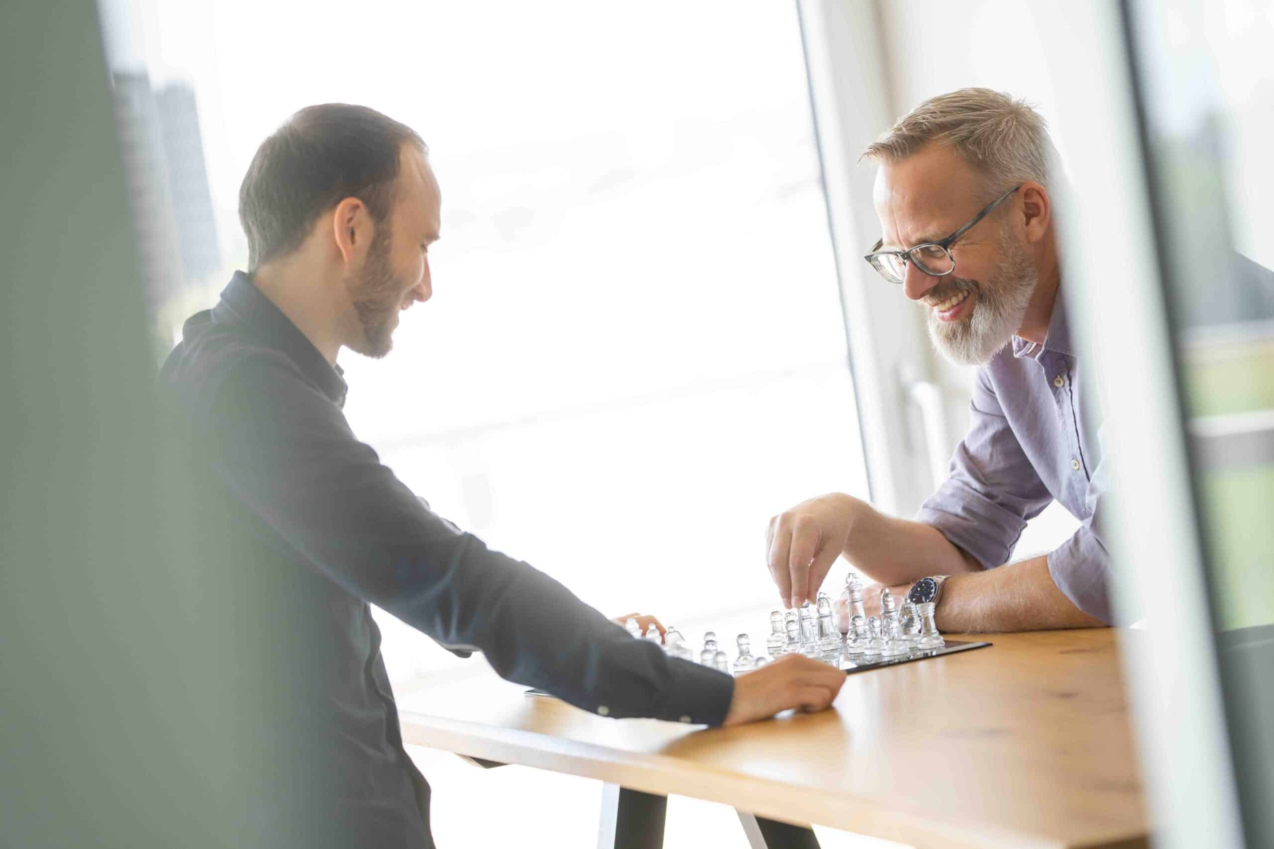 Bruno und Dario am Schach spielen