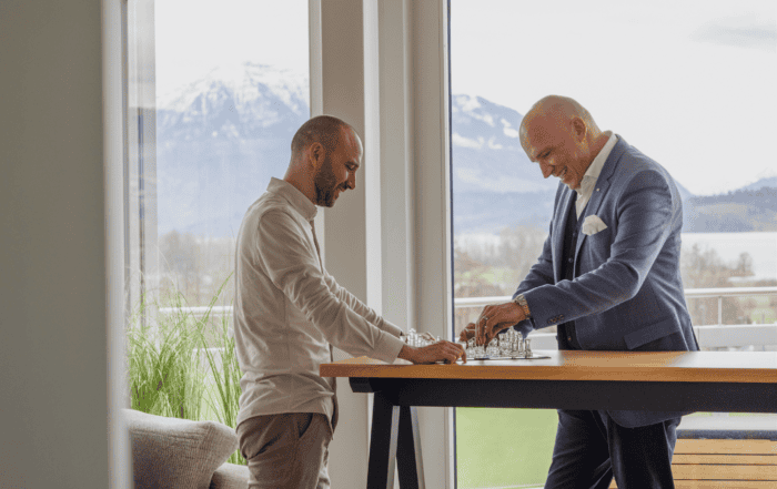 Dario und Thorsten am Schach spielen
