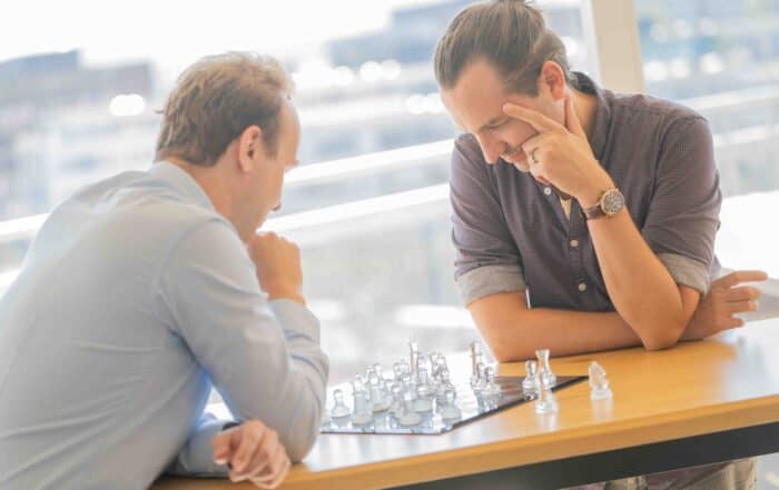 Tobias und Robin am Schach speilen.