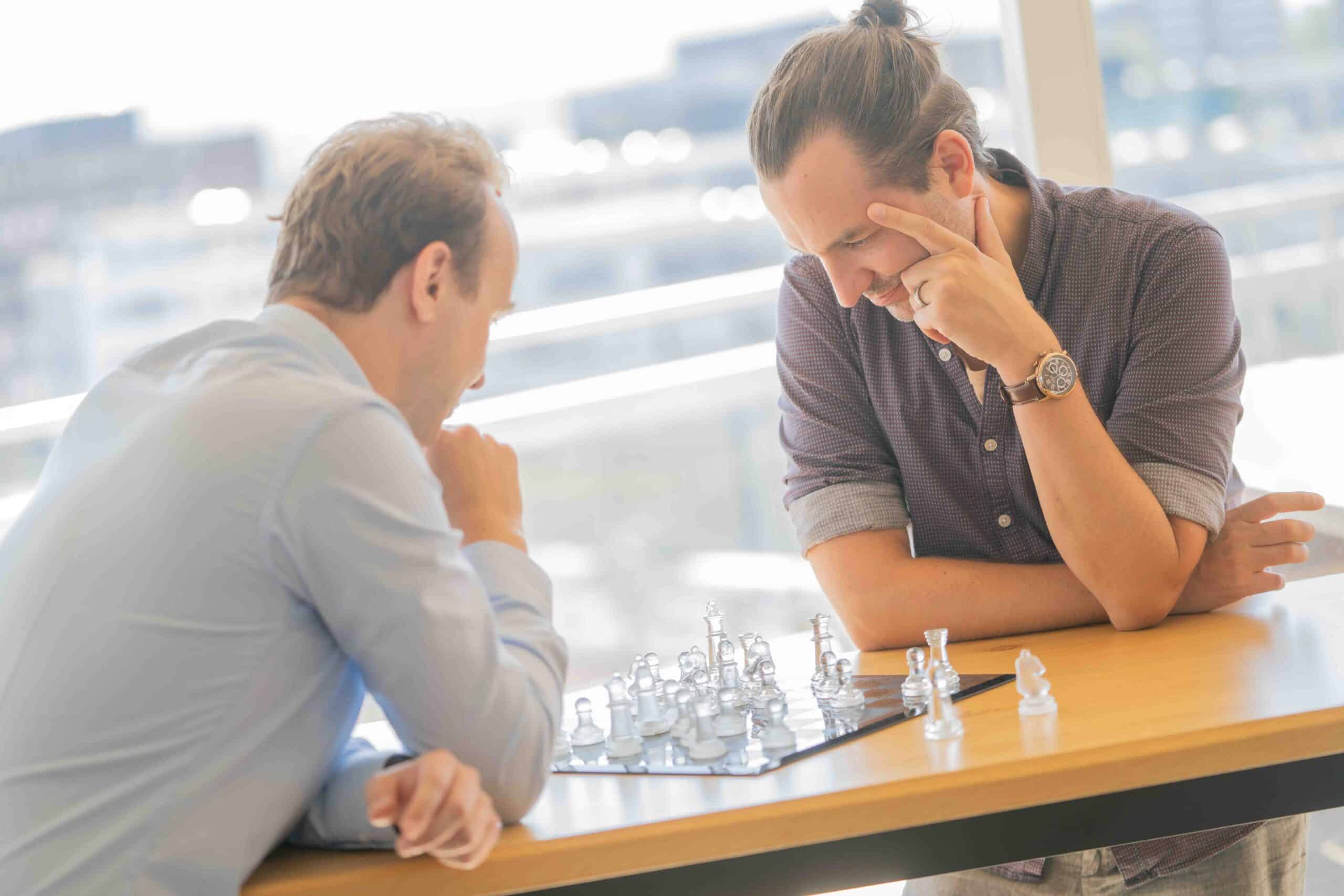 Tobias und Robin am Schach speilen.